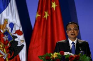 Chinese Premier Li Keqiang delivers a speech with Chile's President Bachelet during an opening ceremony of an economic forum in Santiago city